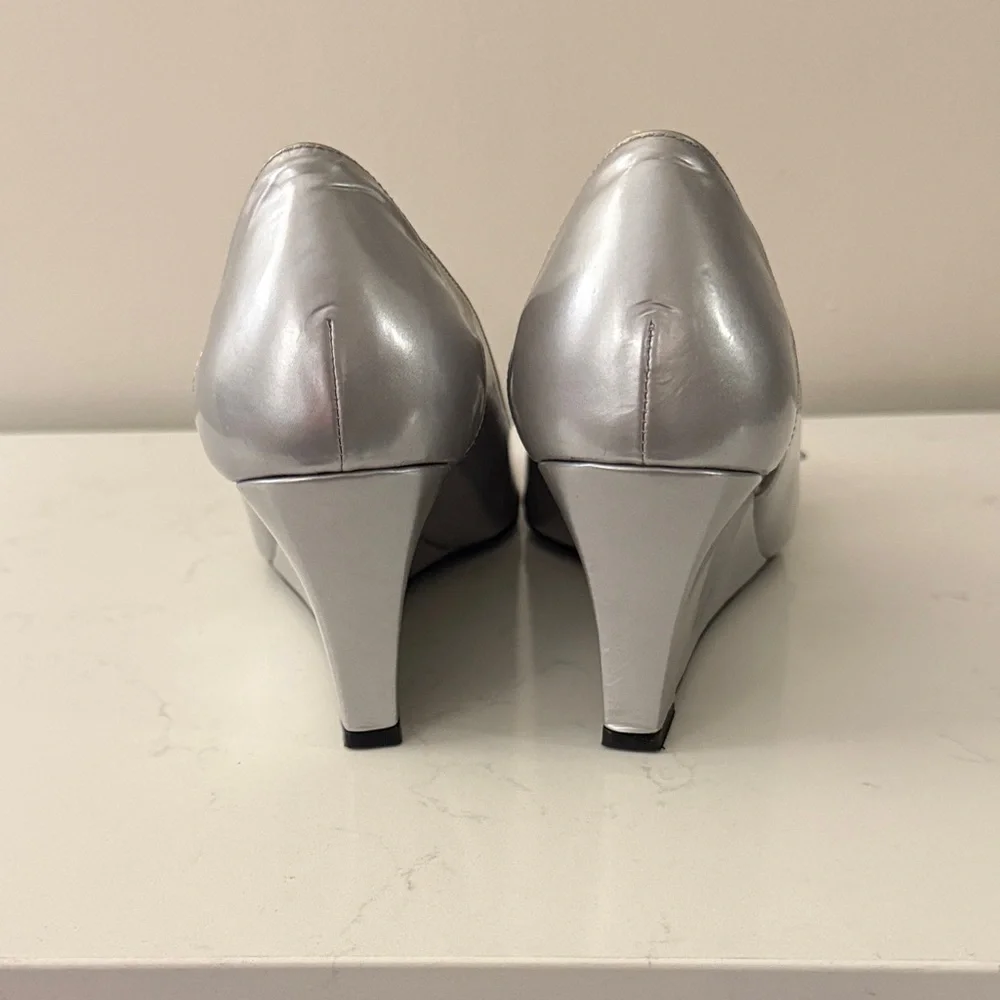 Elegant Silver Stuart Weitzman Wedge Peep-Toe Genuine Leather Shoes 7.5 $269 - Picture 6 of 12
